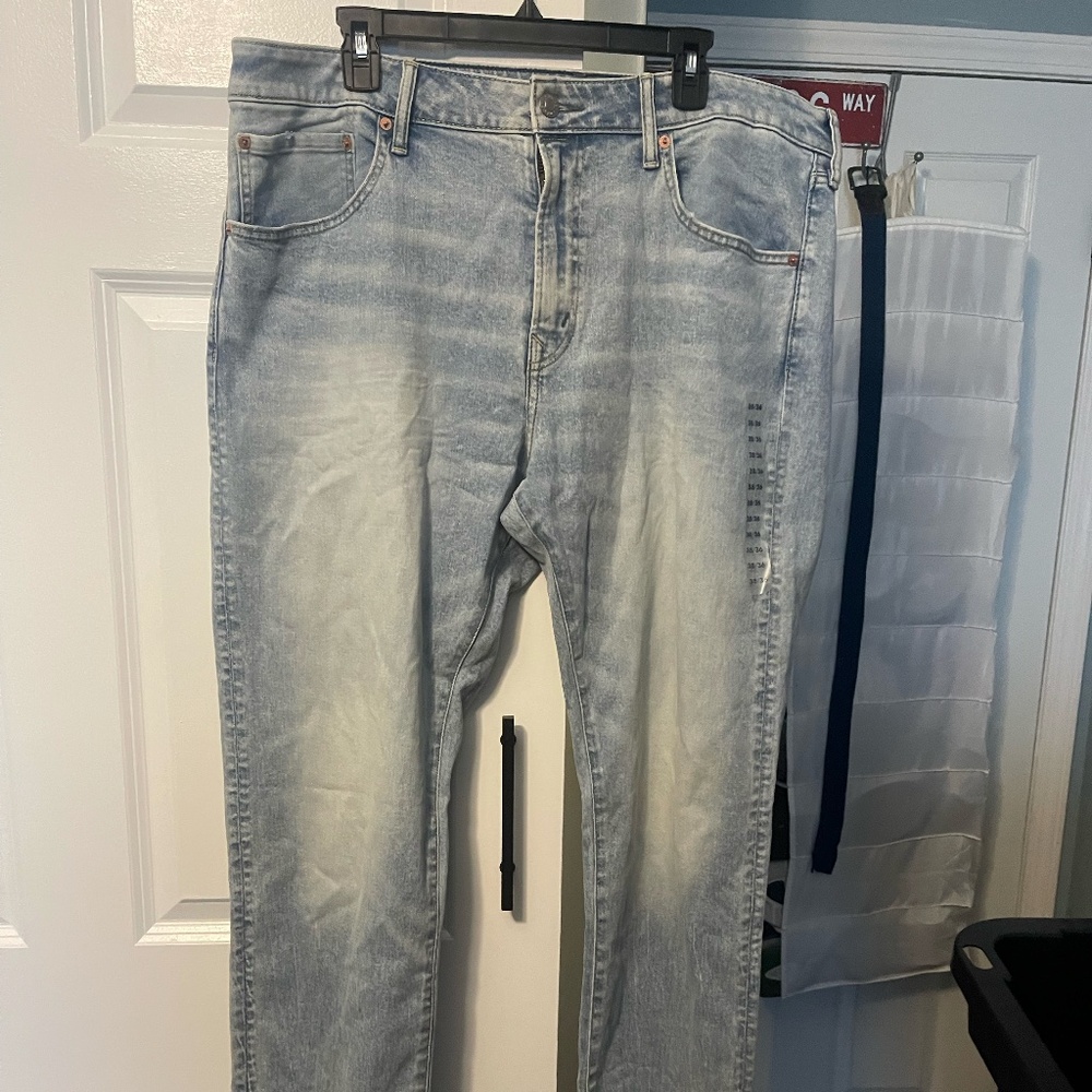 Woman's American Eagle Jeans